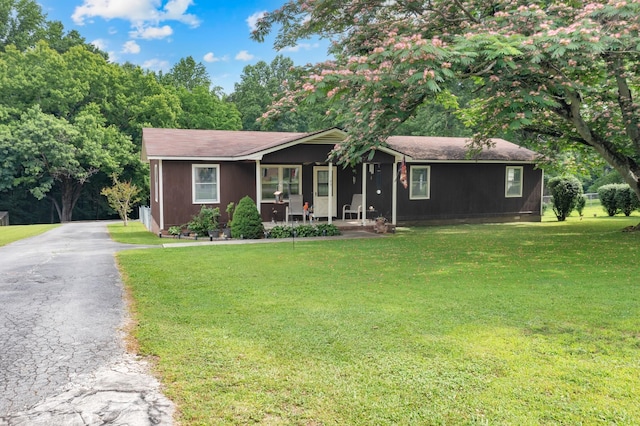105 Plain View Dr, Estill Springs, TN 37330 - ranch-style house featuring a front yard, asphalt driveway, and covered porch