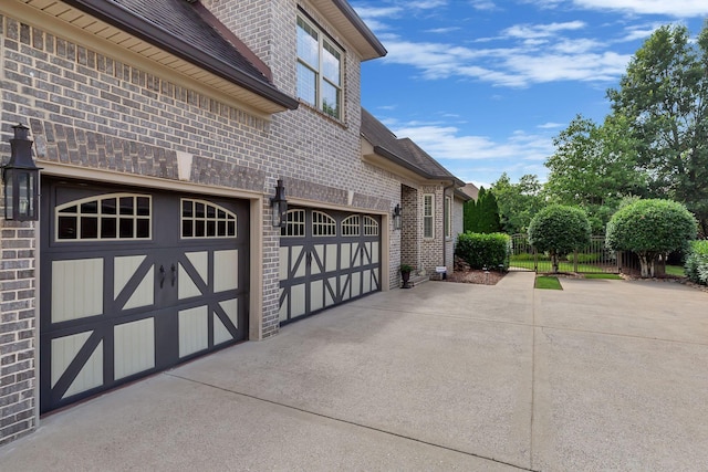 2811 Craythorne Dr, Murfreesboro, TN 37129 - garage with driveway