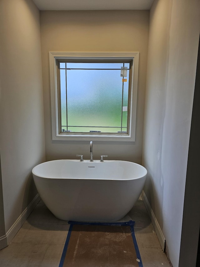 2895 Cooper Creek Rd, Woodlawn, TN 37191 - bathroom featuring baseboards and a soaking tub
