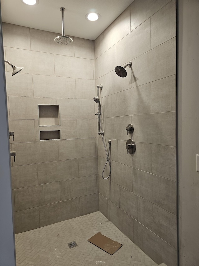 2895 Cooper Creek Rd, Woodlawn, TN 37191 - bathroom featuring tiled shower and recessed lighting