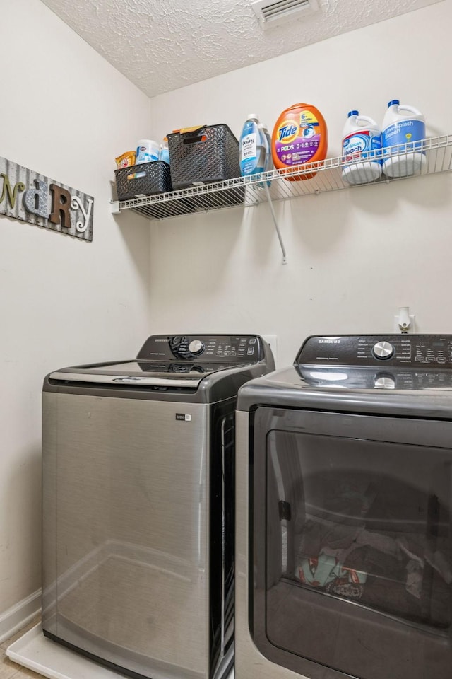 1443 Bern Dr, Spring Hill, TN 37174 - laundry area with washing machine and clothes dryer and a textured ceiling