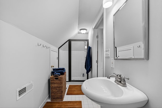 123 Jones Rd, Taft, TN 38488 - bathroom featuring a shower stall and vaulted ceiling