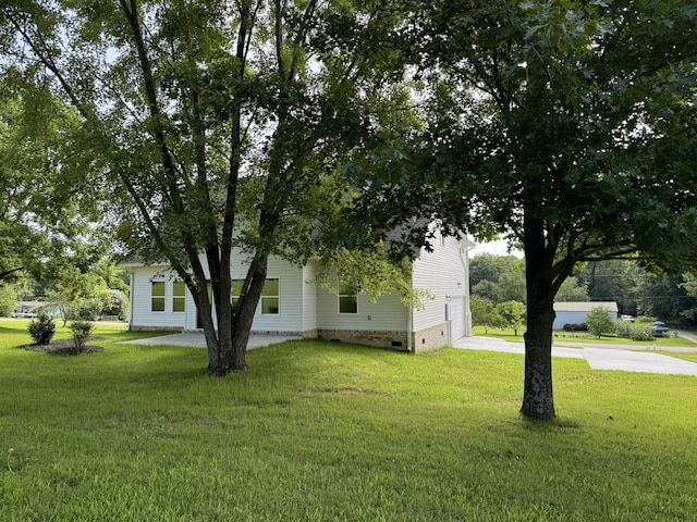 65 Misty Ln, Castalian Springs, TN 37031 - view of side of home with crawl space, driveway, a garage, and a yard