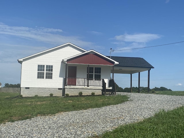 369 Brace Loop, Summertown, TN 38483 - view of front of house with crawl space, a porch, a carport, gravel driveway, and a front lawn
