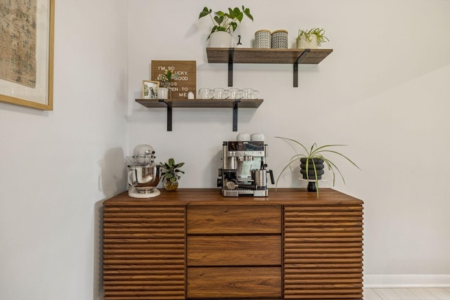 204 Eldon Ct, Nashville, TN 37214 - bar featuring baseboards