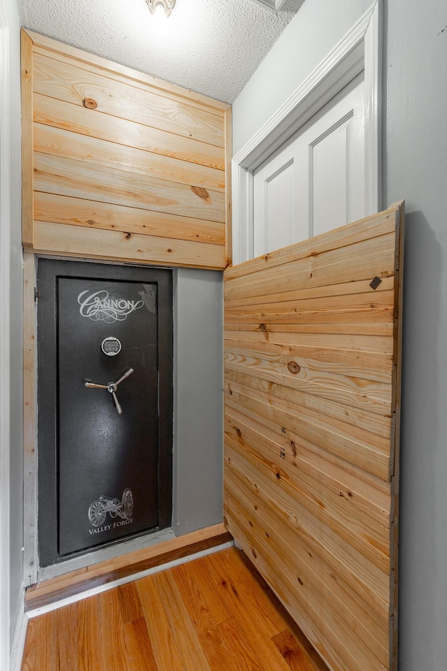 3405 Elder Mountain Rd, Chattanooga, TN 37419 - detailed view of wood finished floors and a textured ceiling