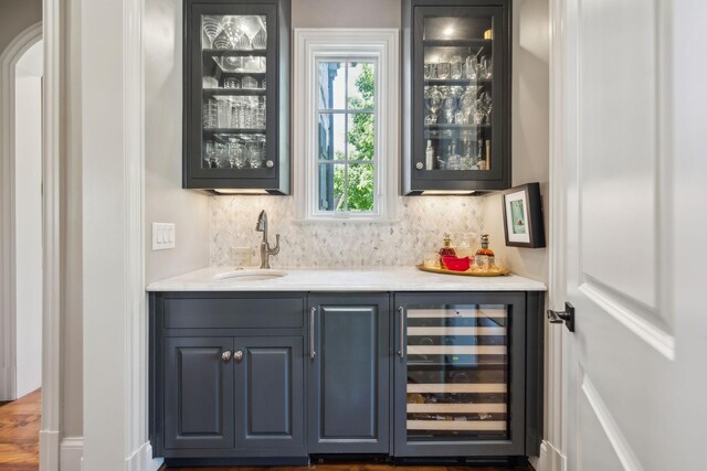 114 Middleton Cir, Nashville, TN 37215 - indoor wet bar featuring wine cooler and backsplash
