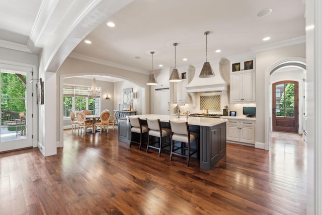 114 Middleton Cir, Nashville, TN 37215 - kitchen featuring premium range hood, arched walkways, light countertops, white cabinets, and dark wood-type flooring