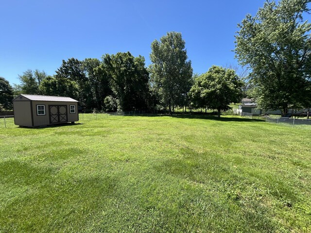 989 Ernest Stewart Dr, Clarksville, TN 37042 - view of yard with a storage shed