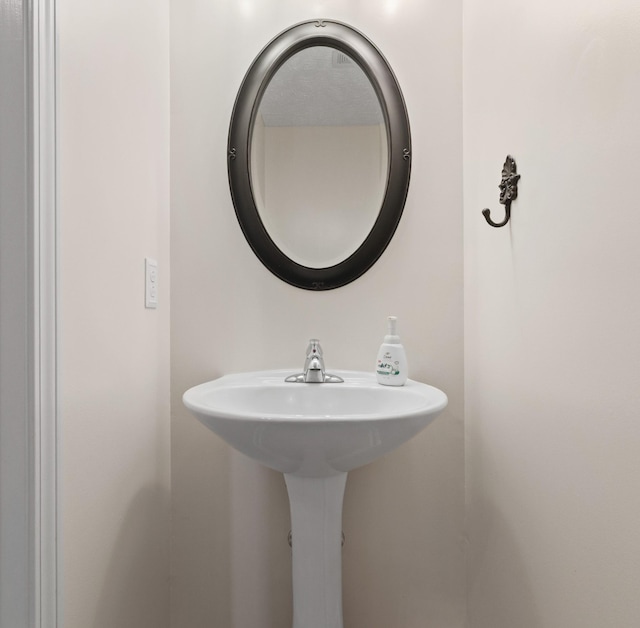 989 Ernest Stewart Dr, Clarksville, TN 37042 - bathroom featuring a sink