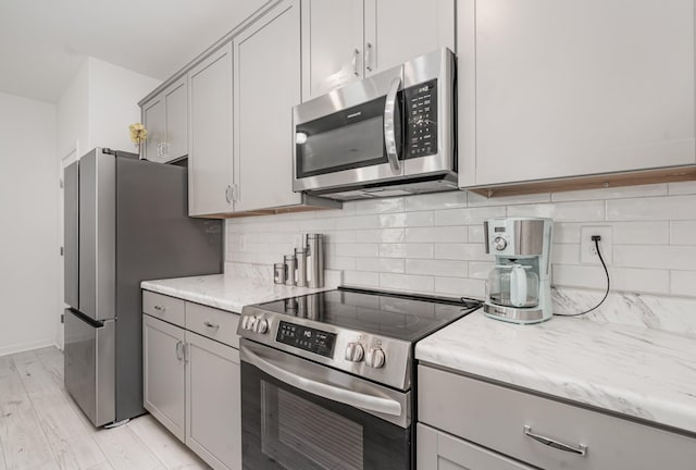 3716 Capstone Dr, Murfreesboro, TN 37128 - kitchen featuring stainless steel appliances, gray cabinets, backsplash, and light wood-style flooring