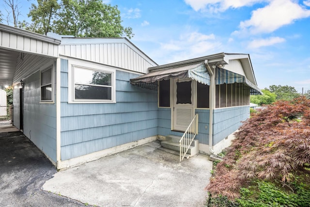 3841 Rollingwood Dr, Chattanooga, TN 37406 - view of front facade featuring entry steps and a patio area