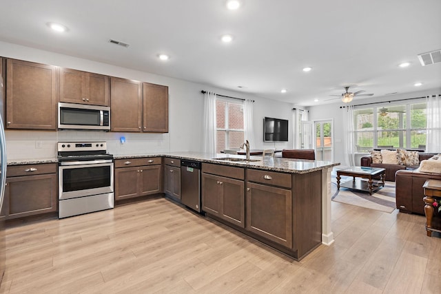 832 Green Meadow Ln, Smyrna, TN 37167 - kitchen with stainless steel appliances, a peninsula, open floor plan, a ceiling fan, and healthy amount of natural light