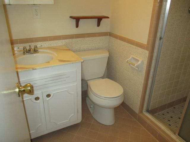 829 Kenny St, Gallatin, TN 37066 - full bath with vanity, a shower stall, tile walls, tile patterned flooring, and a wainscoted wall
