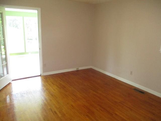 829 Kenny St, Gallatin, TN 37066 - unfurnished room featuring baseboards and wood finished floors
