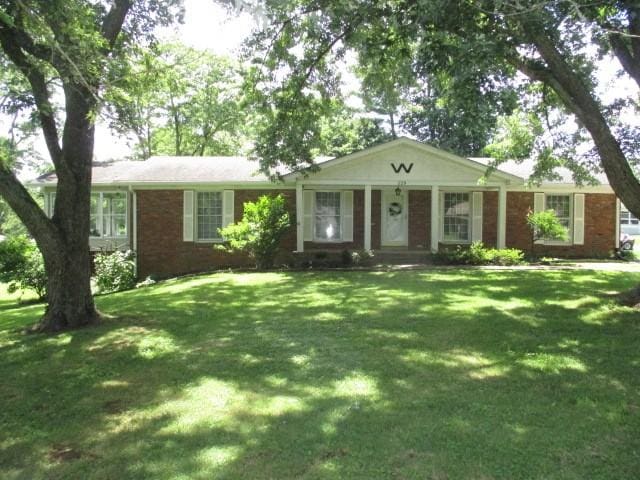829 Kenny St, Gallatin, TN 37066 - single story home with a front lawn and brick siding