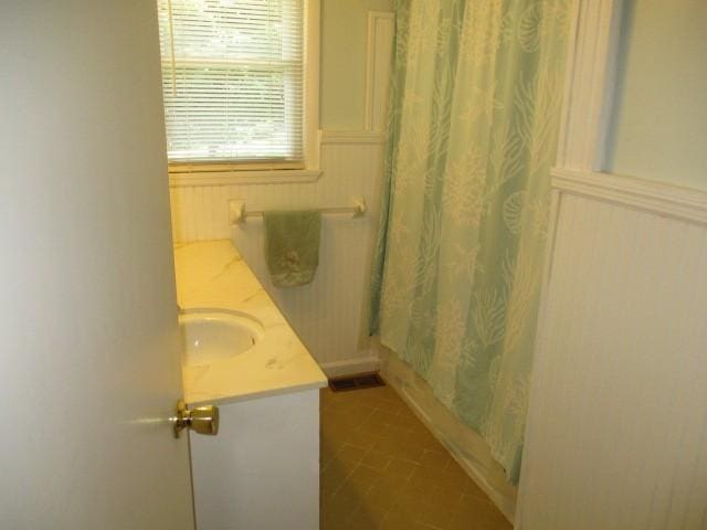 829 Kenny St, Gallatin, TN 37066 - bathroom featuring vanity and shower / tub combo