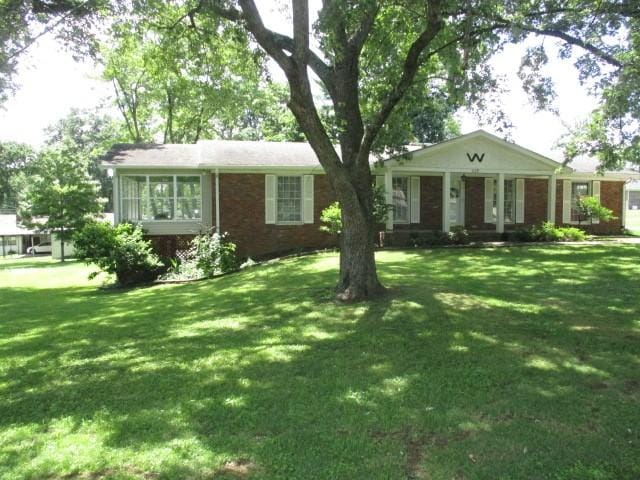 829 Kenny St, Gallatin, TN 37066 - view of front facade with a front yard and brick siding