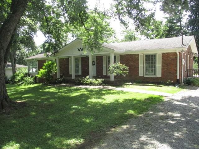 829 Kenny St, Gallatin, TN 37066 - single story home with a front yard and brick siding