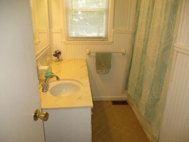 829 Kenny St, Gallatin, TN 37066 - bathroom featuring vanity, curtained shower, and a decorative wall