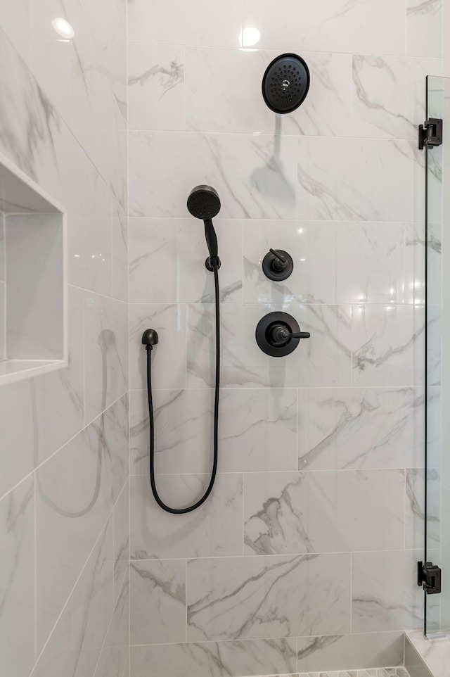 5743 Sagebrush Dr, Murfreesboro, TN 37129 - full bath with tiled shower