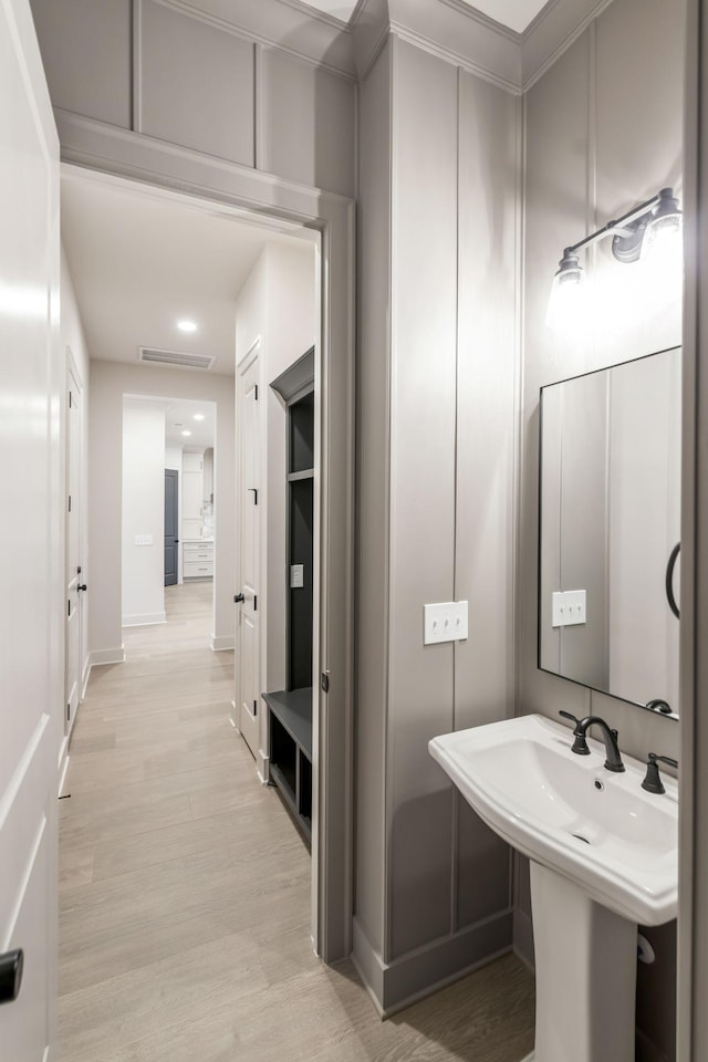 5743 Sagebrush Dr, Murfreesboro, TN 37129 - bathroom featuring wood finished floors and recessed lighting