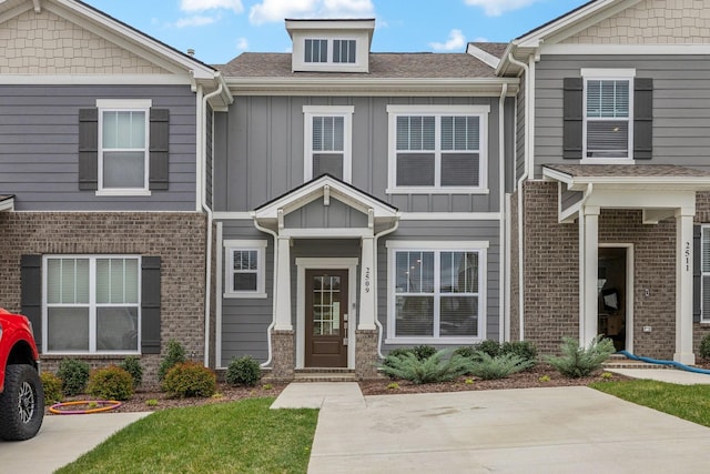 2509 Drumwright Way, Columbia, TN 38401 - townhome / multi-family property featuring board and batten siding and a shingled roof