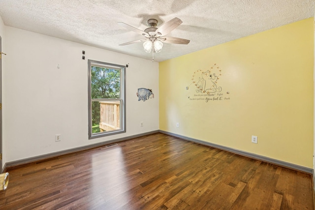 5531 Willow Oak Dr, Baxter, TN 38544 - empty room with wood finished floors, a textured ceiling, and a ceiling fan