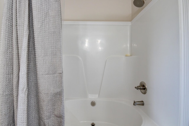 1029 Charles Thomas Dr, Clarksville, TN 37042 - full bath featuring shower / tub combo with curtain