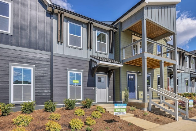 2429 E 17th St, Chattanooga, TN 37404 - multi unit property featuring board and batten siding and a balcony