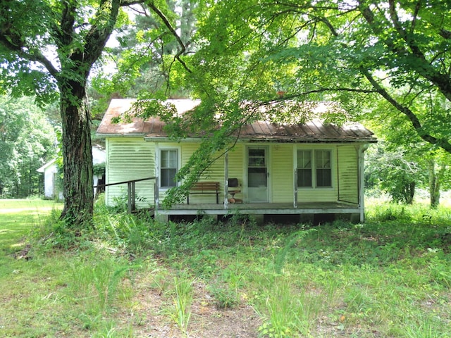 2625 Old Blacktop Rd, Mc Ewen, TN 37101 - view of front of house with a porch