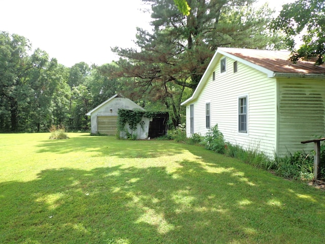 2625 Old Blacktop Rd, Mc Ewen, TN 37101 - view of grassy yard with an outdoor structure and a garage