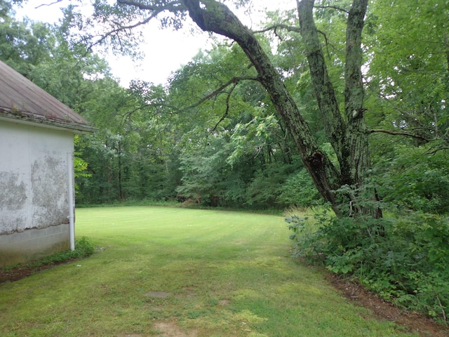 2625 Old Blacktop Rd, Mc Ewen, TN 37101 - view of green lawn with a wooded view