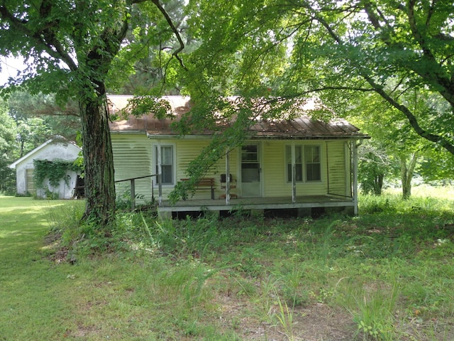2625 Old Blacktop Rd, Mc Ewen, TN 37101 - view of front of home with a porch and a front lawn