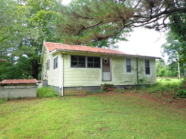 2625 Old Blacktop Rd, Mc Ewen, TN 37101 - view of front of property with a front yard, entry steps, and crawl space