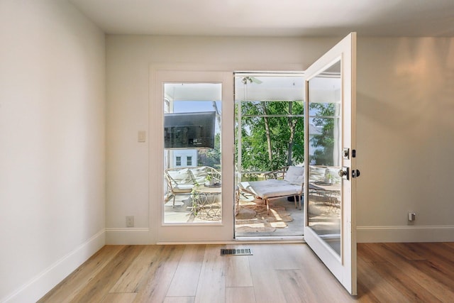 121 La View Rd, Hendersonville, TN 37075 - doorway with wood finished floors
