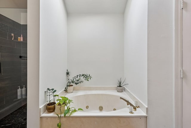 121 La View Rd, Hendersonville, TN 37075 - bathroom with a whirlpool tub and tiled shower