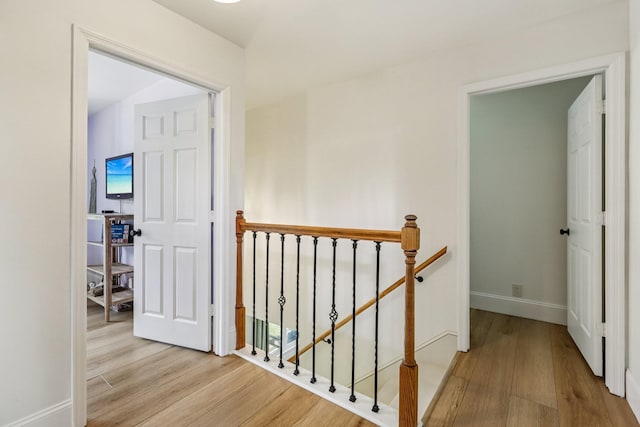 121 La View Rd, Hendersonville, TN 37075 - corridor featuring an upstairs landing and wood finished floors
