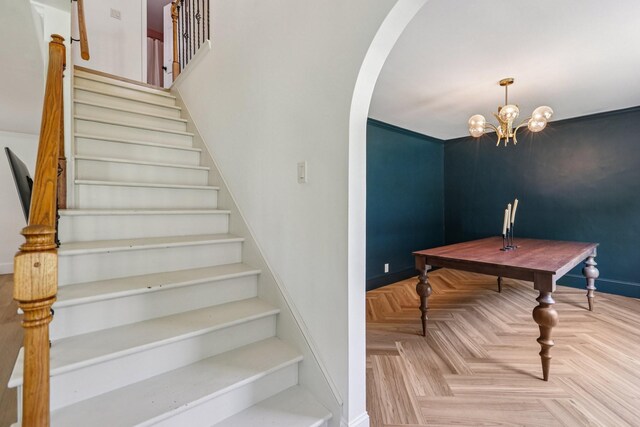 121 La View Rd, Hendersonville, TN 37075 - staircase featuring arched walkways and a chandelier