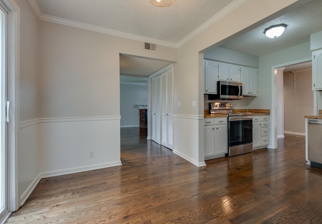1524 Stone Hill Rd, Mount Juliet, TN 37122 - kitchen featuring stainless steel appliances, a textured ceiling, dark wood finished floors, ornamental molding, and white cabinets