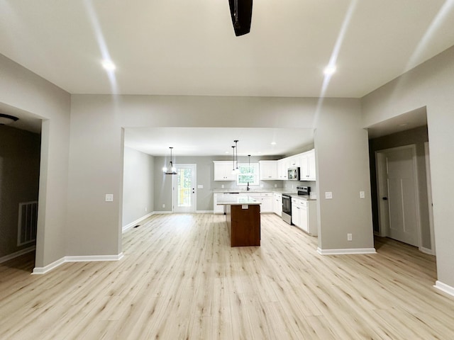 307 Ledgeview Dr, Shelbyville, TN 37160 - kitchen with appliances with stainless steel finishes, light wood finished floors, open floor plan, and a center island