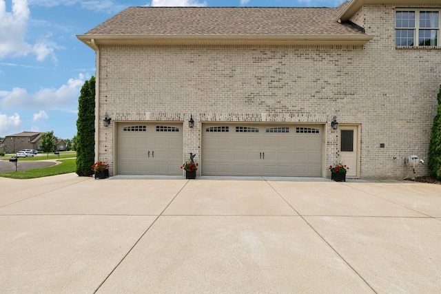 624 Twin View Dr, Murfreesboro, TN 37128 - garage featuring driveway