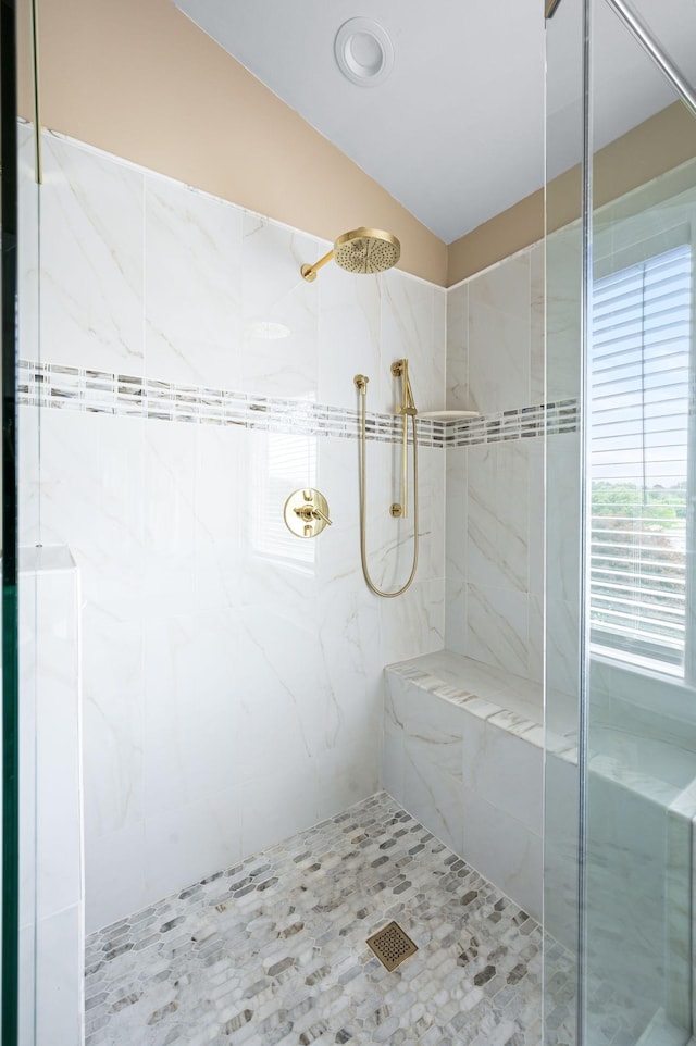 395 Glendower Pl, Franklin, TN 37064 - full bathroom featuring tiled shower and lofted ceiling
