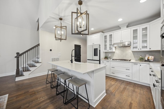 773 Curve St, Chattanooga, TN 37405 - kitchen featuring under cabinet range hood, stainless steel gas stovetop, recessed lighting, backsplash, and a breakfast bar