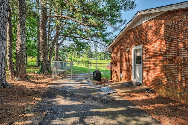 5058 New Chapel Rd, Springfield, TN 37172 - view of patio with a gate