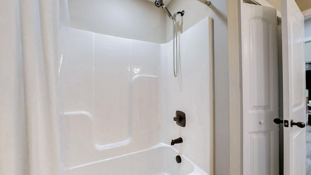 785 Grindstone Hollow Rd, Dickson, TN 37055 - bathroom featuring shower / bathtub combination with curtain