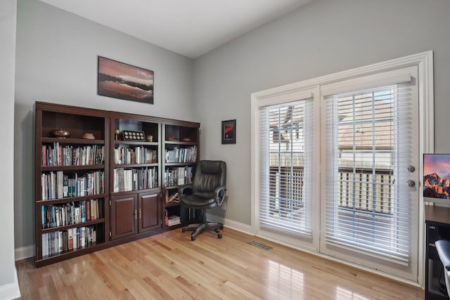 511 Derby Downs, Lebanon, TN 37087 - living area featuring light wood-type flooring and a desk