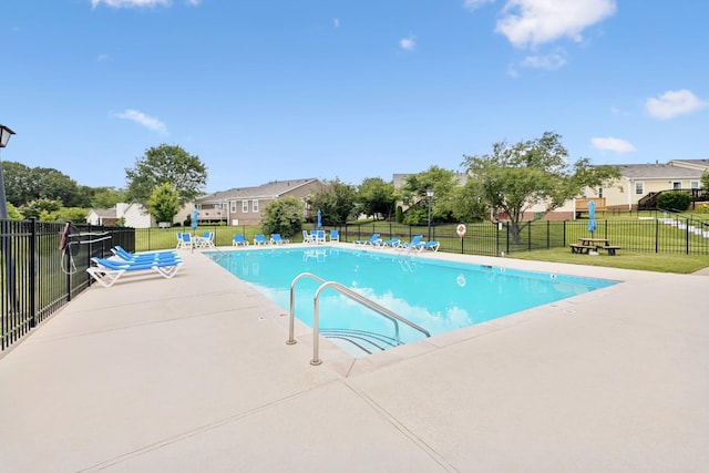 438 Siena Dr, Nashville, TN 37205 - community pool with a patio