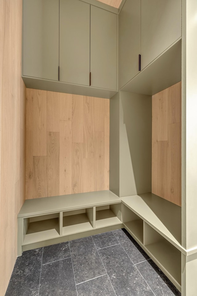 8005 Backwoods Dr, College Grove, TN 37046 - view of mudroom