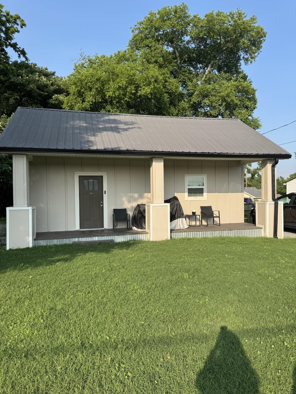 317 Cemetery Ave, Gallatin, TN 37066 - back of property featuring a yard and a metal roof